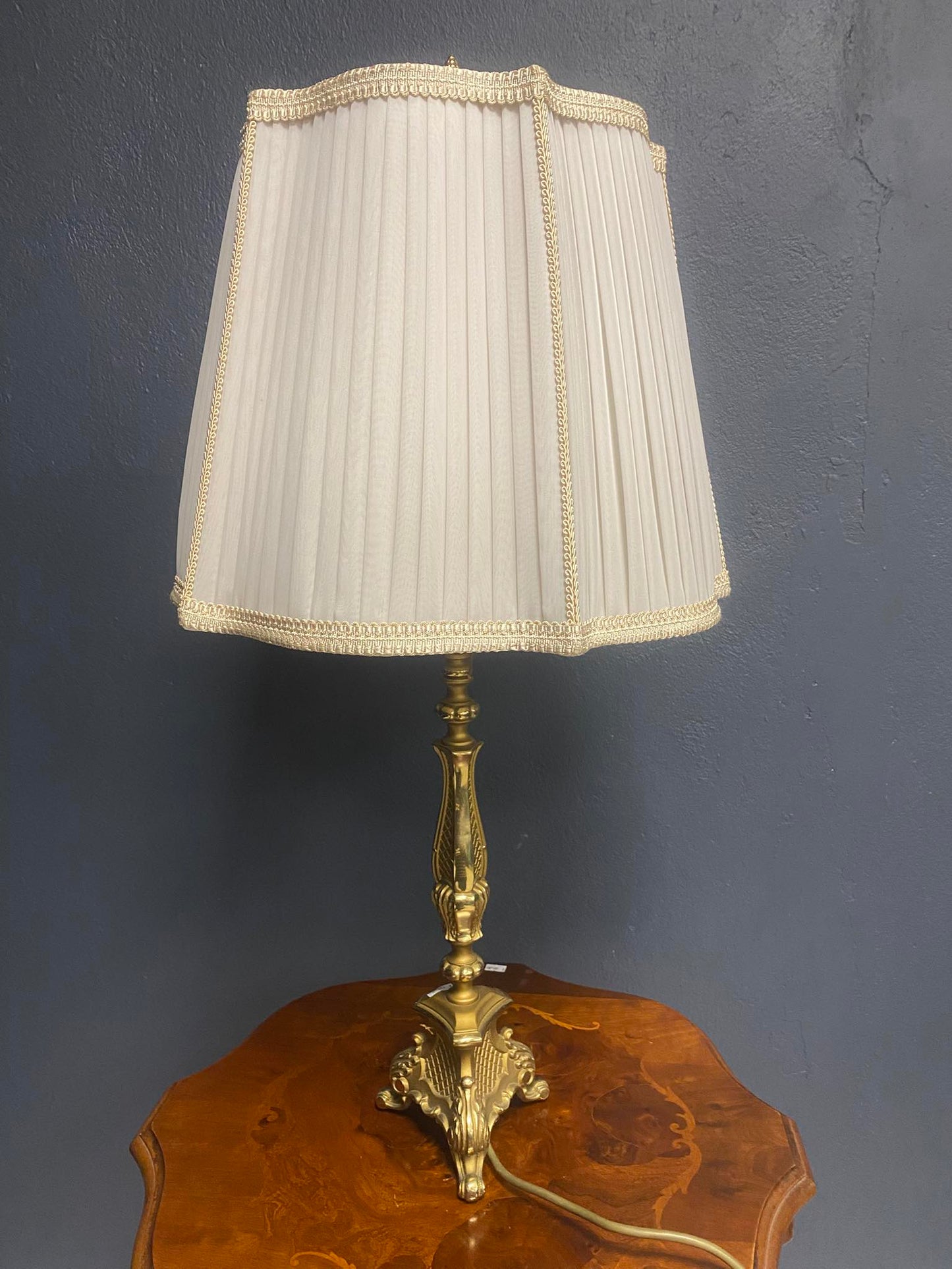 Klassische Tischlampe mit plissiertem Stoffschirm