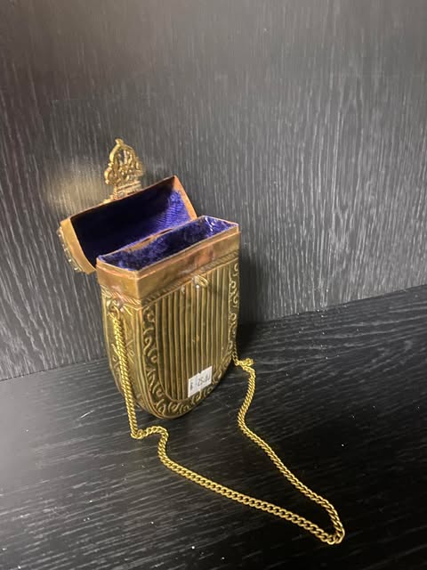 Messingdose mit Kette