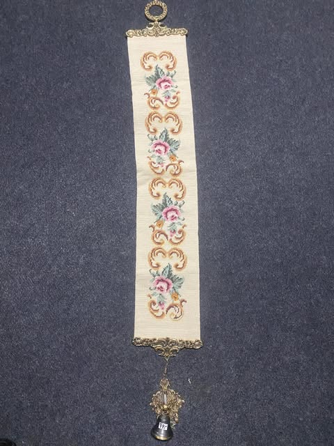 Bestickter Wandbehang mit Messingverzierung