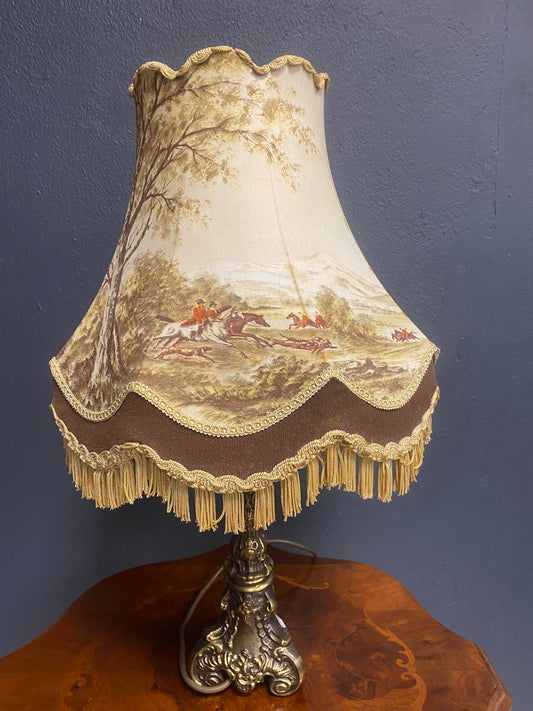 Antike Tischlampe mit Stoffschirm und Jagdmotiv