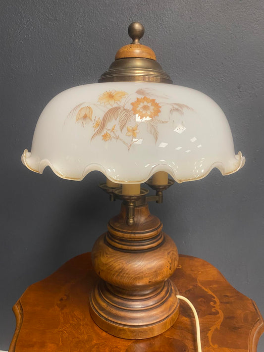Klassische Tischlampe mit bemaltem Glasschirm und Holzfuß