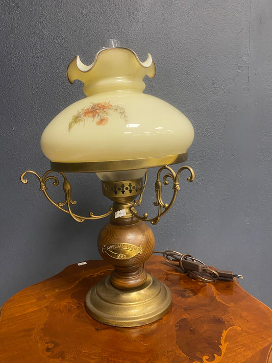 Klassische Tischlampe im Petroleumstil mit gelbem Glasschirm
