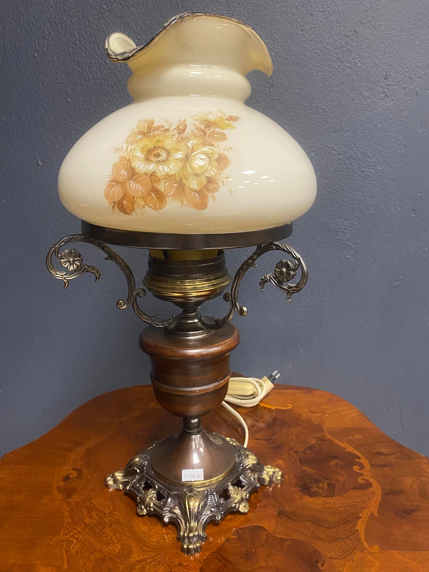 Vintage Tischlampe im Petroleumstil mit Glasschirm