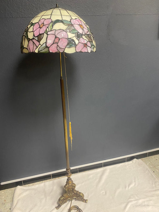 Stehlampe im Tiffany-Stil mit floralem Glasschirm
