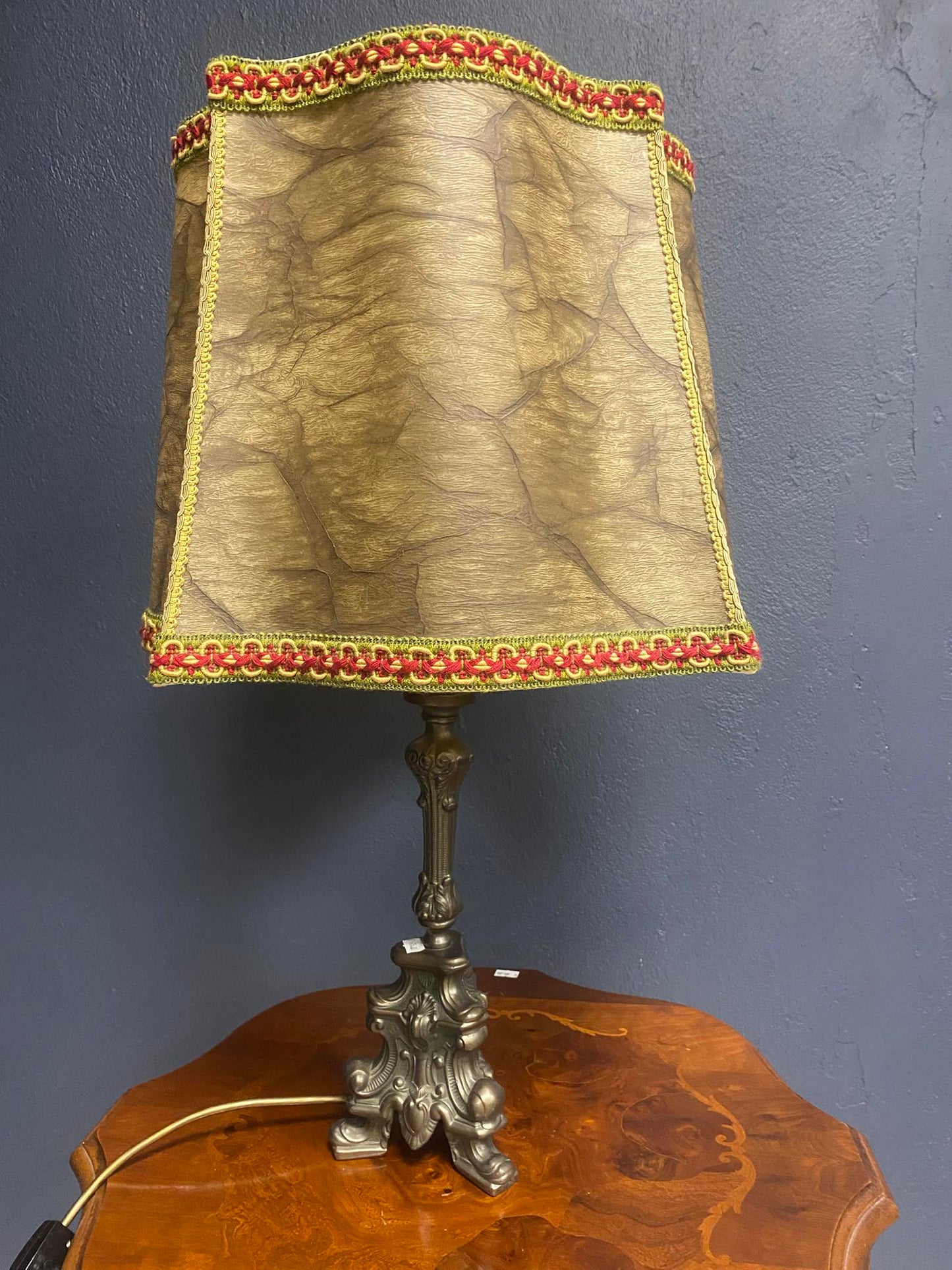 Klassische Tischlampe mit Stoffschirm im Barockstil