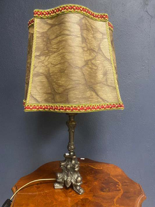 Klassische Tischlampe mit Stoffschirm im Barockstil