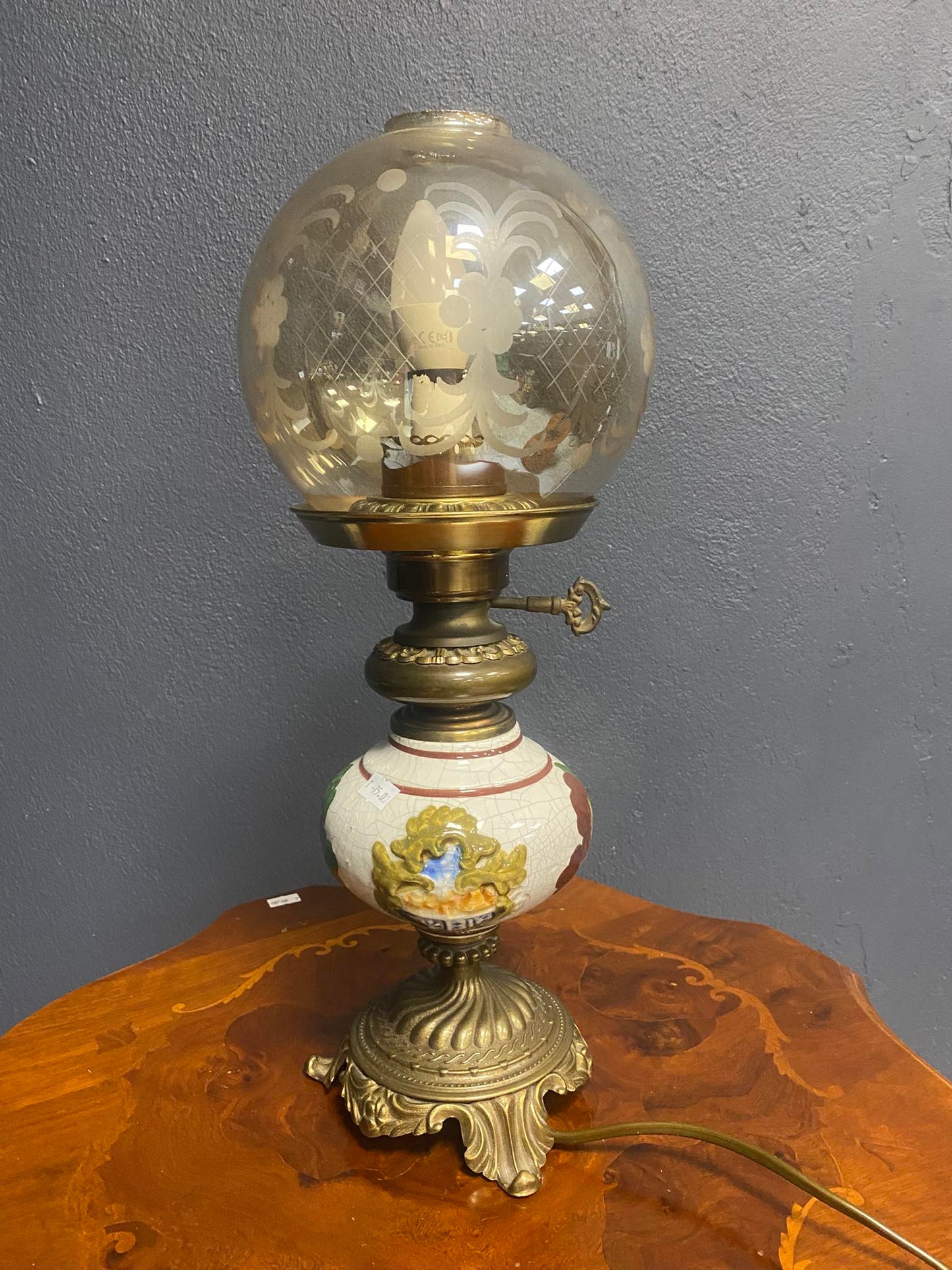 Antike Tischlampe mit dekorativer Glaskugel