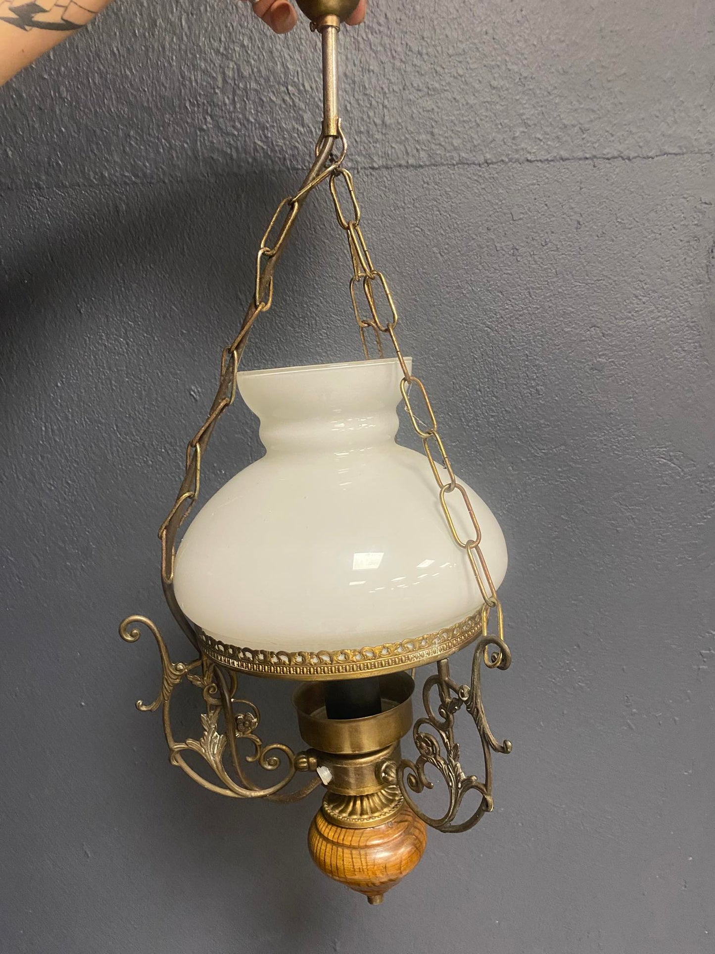 Vintage Hängelampe mit Opalglasschirm und Messinggestell