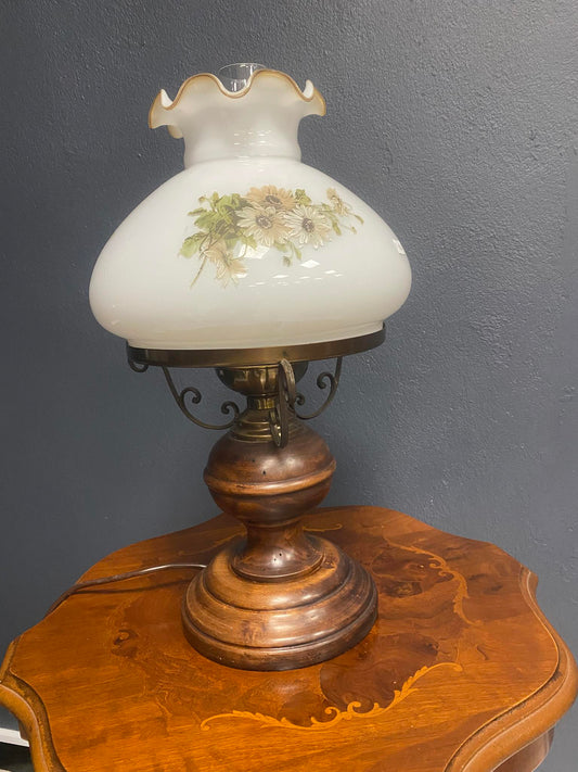 Vintage Tischlampe im Petroleumstil mit floralem Glasschirm