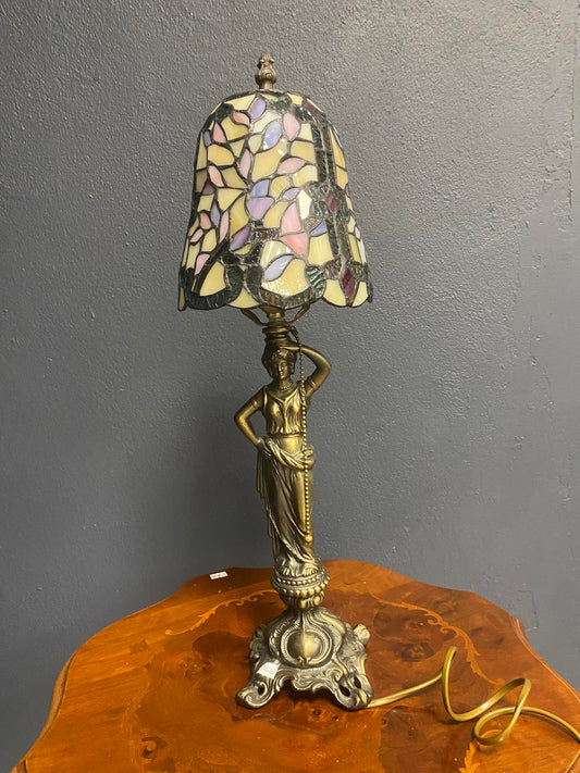 Tiffany Tischlampe mit Figurensockel und Glasschirm