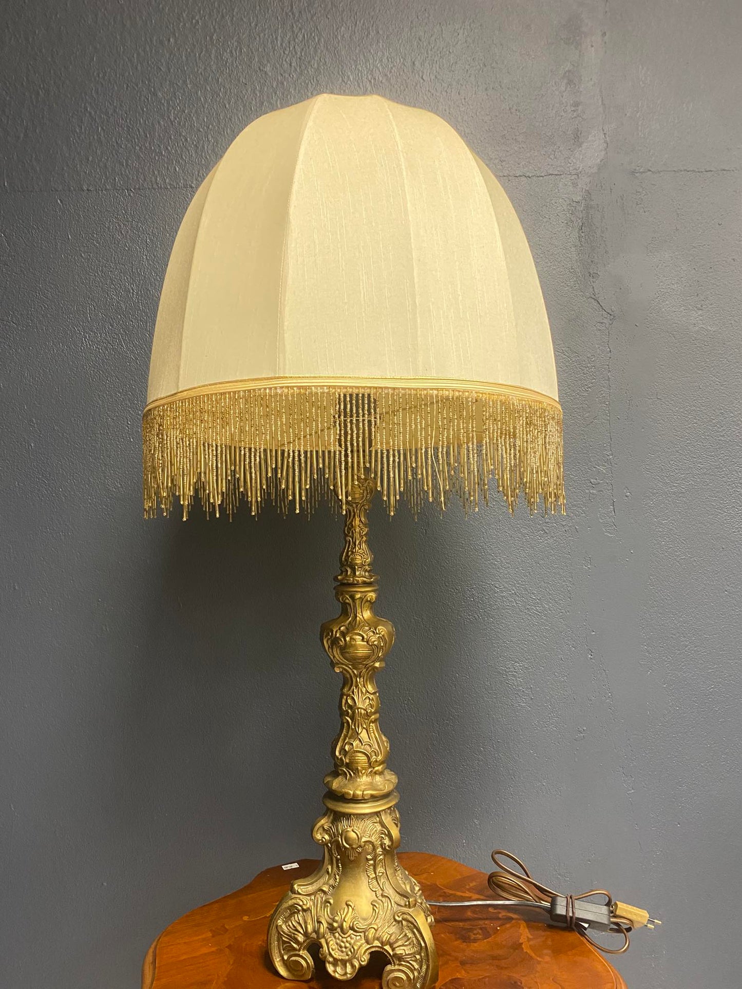 Klassische Stehlampe mit Stoffschirm und Fransen