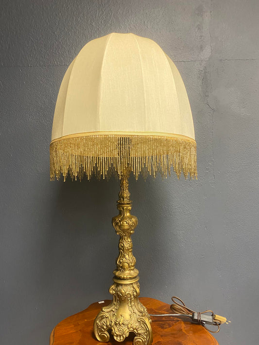 Klassische Stehlampe mit Stoffschirm und Fransen