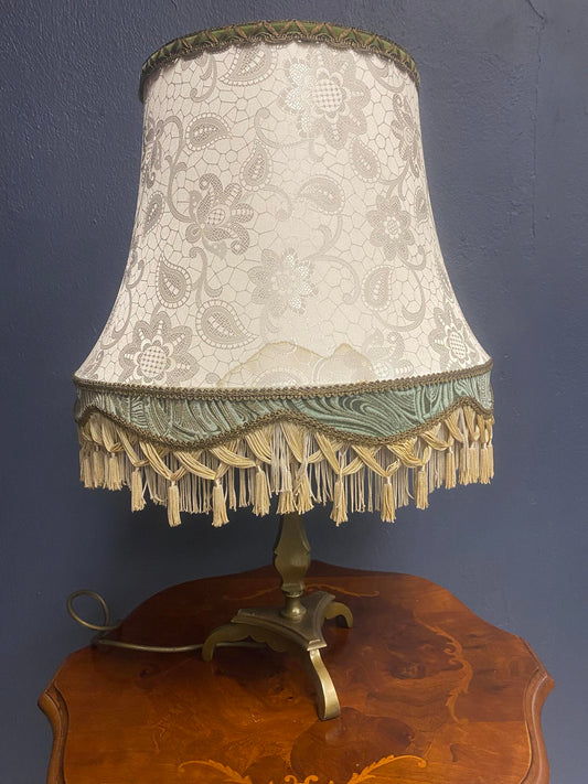Vintage Tischlampe mit Spitzenstoffschirm und Fransen