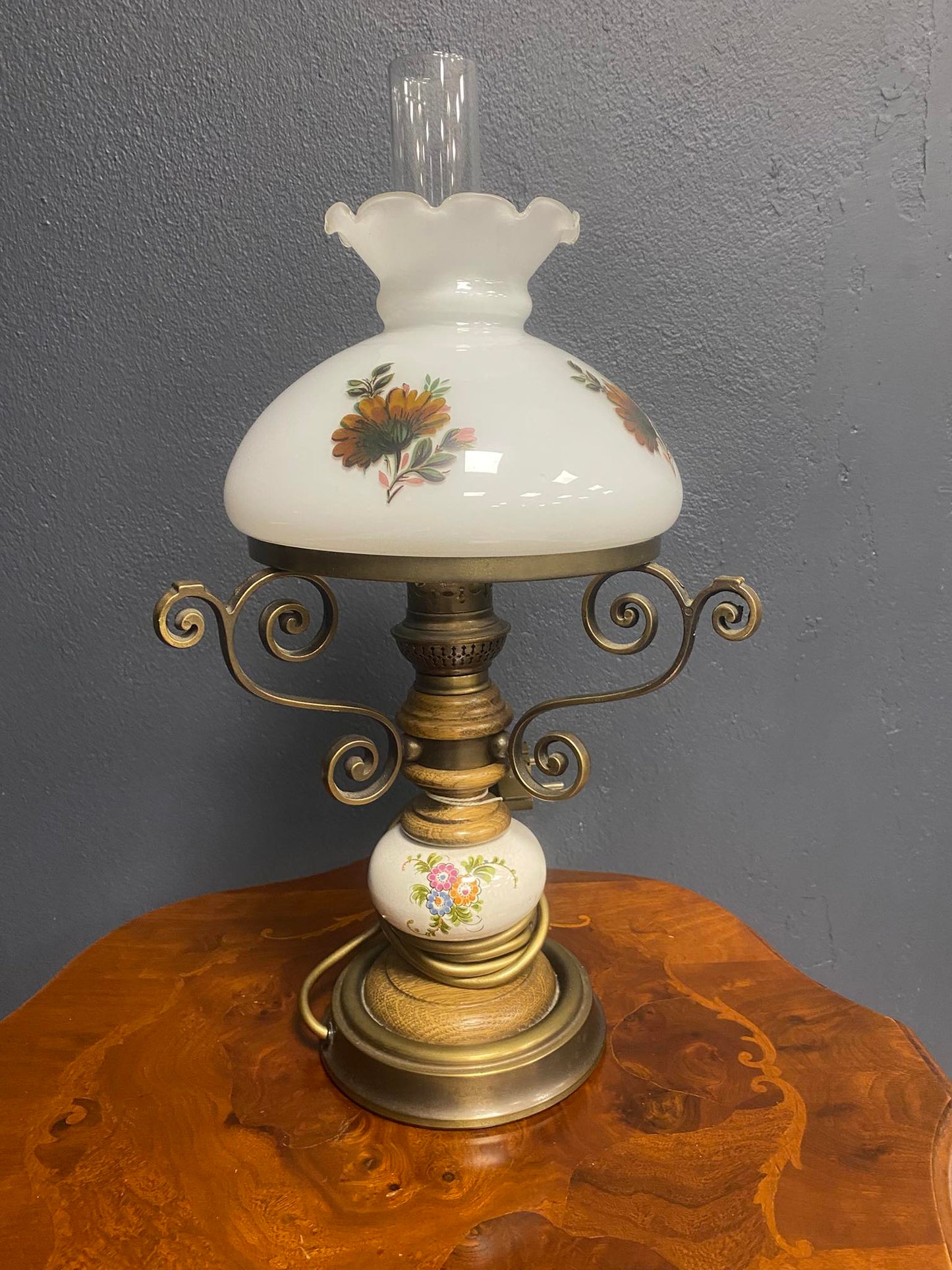 Antike Tischlampe im Petroleumstil mit floralem Glasschirm