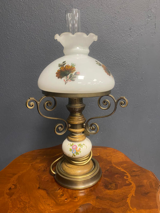 Antike Tischlampe im Petroleumstil mit floralem Glasschirm