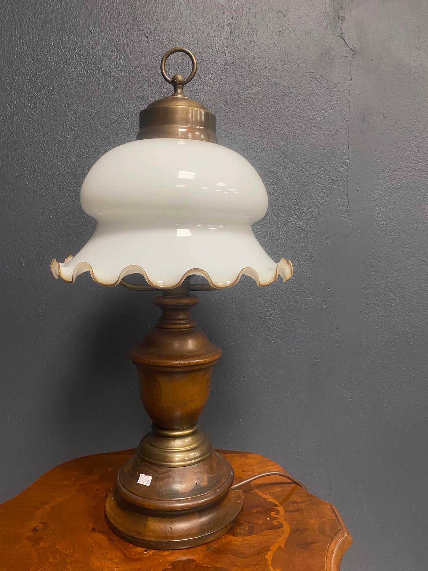 Klassische Tischlampe mit Opalglasschirm