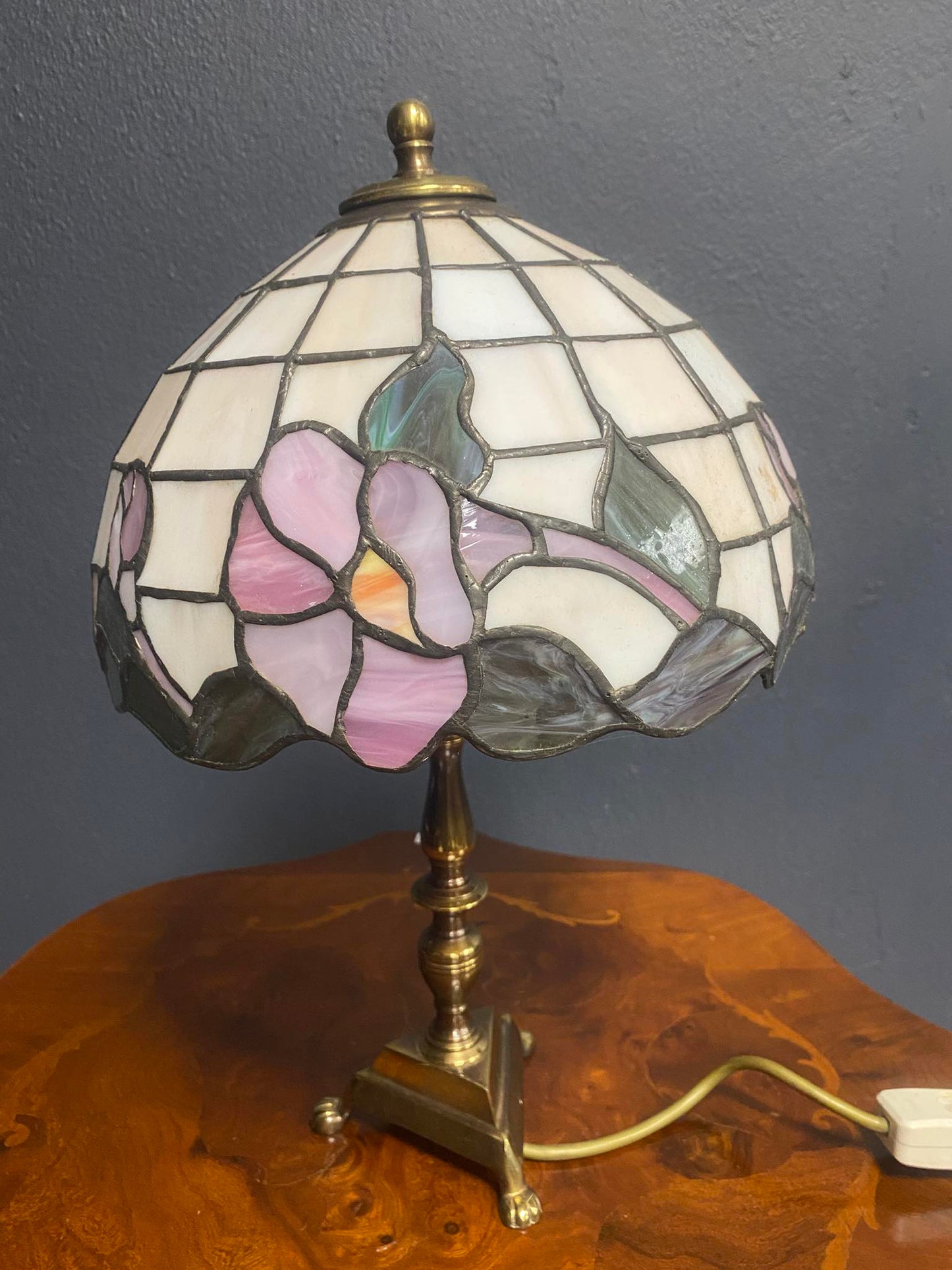 Tiffany Tischlampe mit floralem Glasschirm