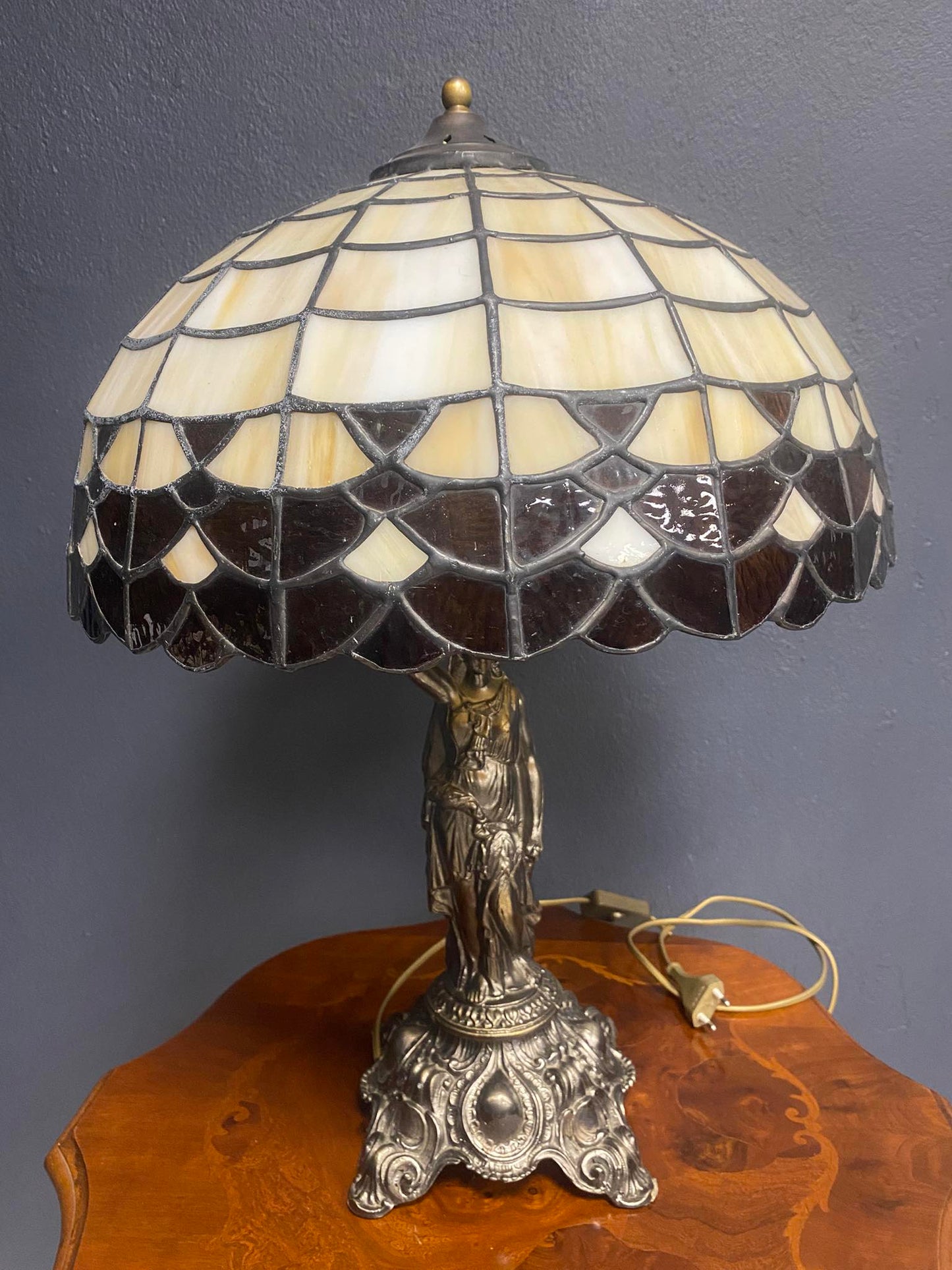 Tiffany Tischlampe mit Glas-Schirm und Figurensockel