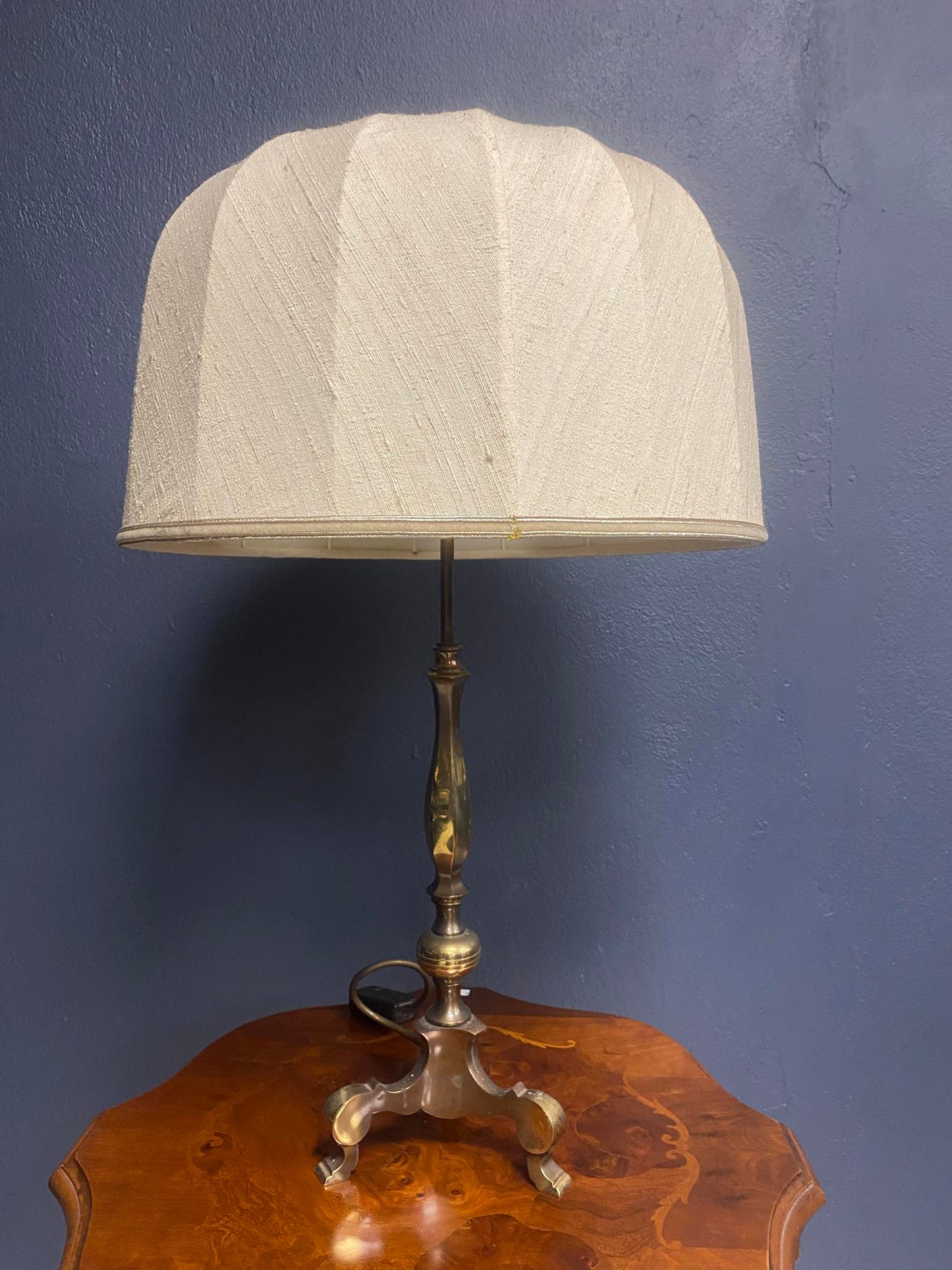 Klassische Tischlampe mit hellem Stoffschirm und Messingfuß