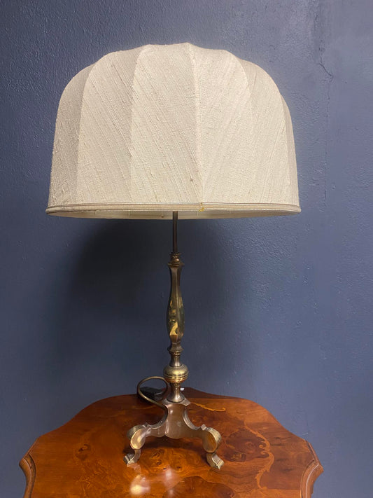 Klassische Tischlampe mit hellem Stoffschirm und Messingfuß