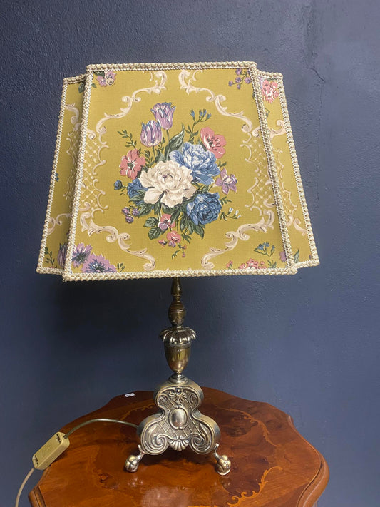 Klassische Tischlampe mit floralem Stoffschirm