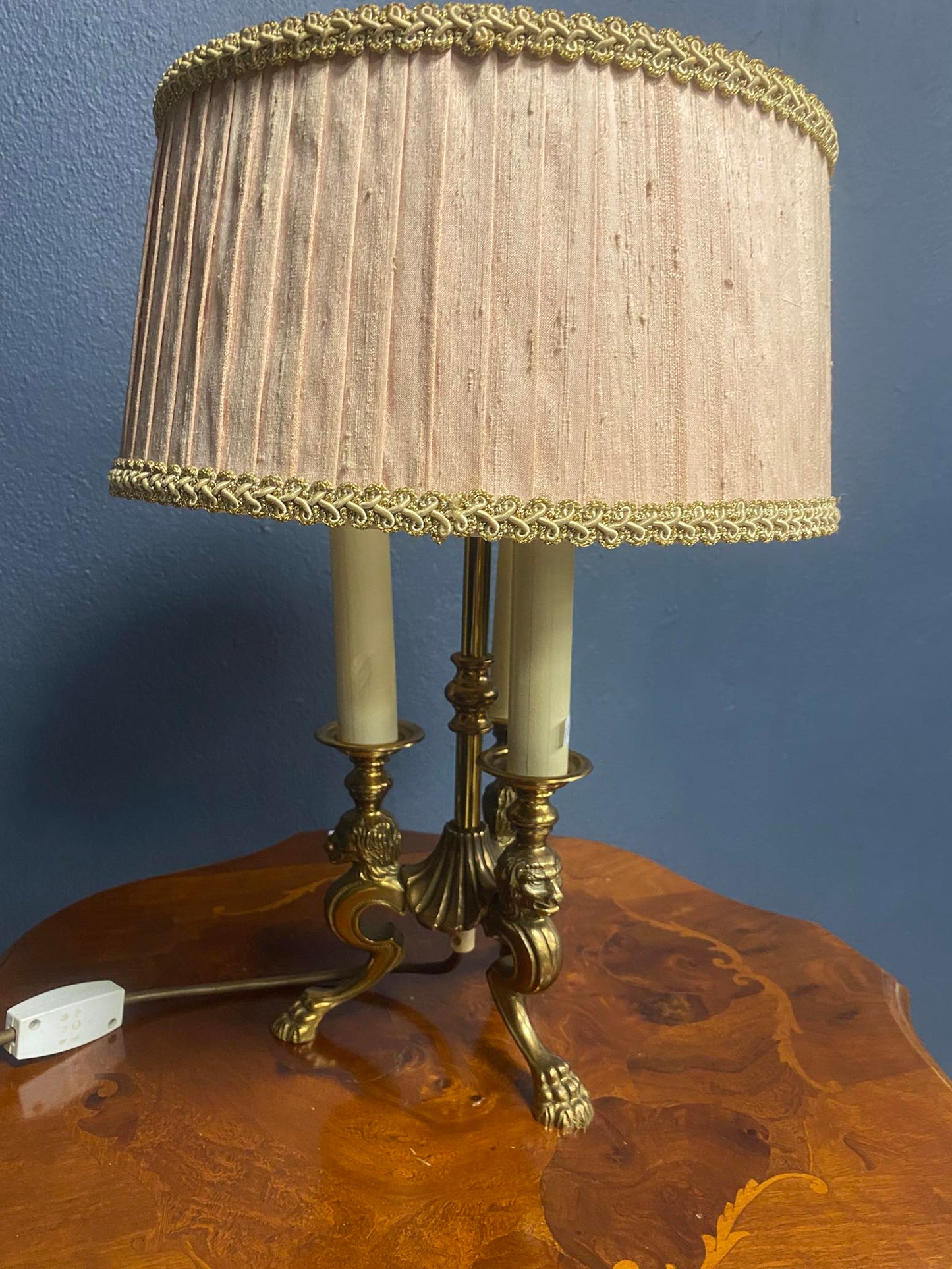 Klassische Tischlampe mit Samtstoffschirm – mehrflammig