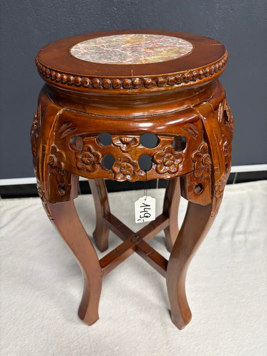 Beistelltisch aus Holz mit Steinplatte – geschnitzt