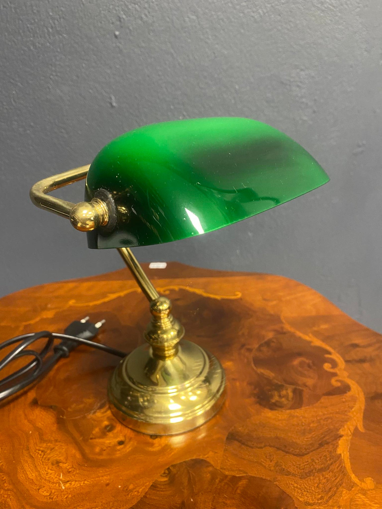 Klassische Bankerlampe mit grünem Glasschirm
