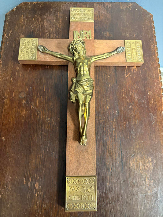 Antikes Wandkreuz mit Christusfigur – Holz & Messing