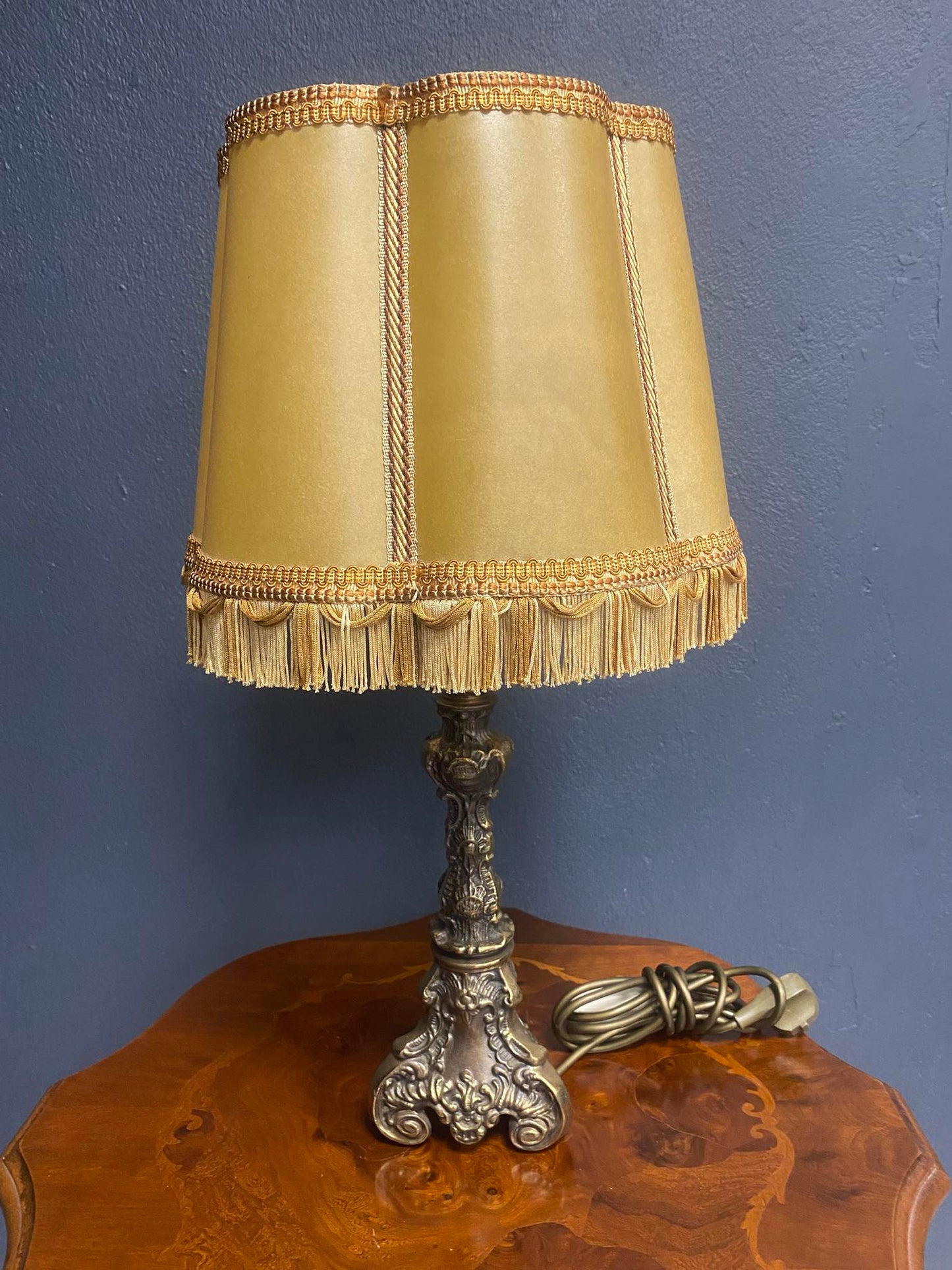 Klassische Tischlampe mit Stoffschirm und Fransen