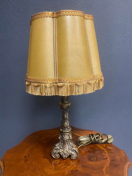 Klassische Tischlampe mit Stoffschirm und Fransen