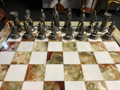 Antikes Schachspiel mit Onyx-Brett und Zinnfiguren