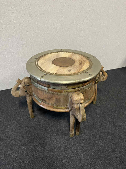 Antiker Couchtisch / Truhe, indisches Holz, mit Elefanten-Figuren