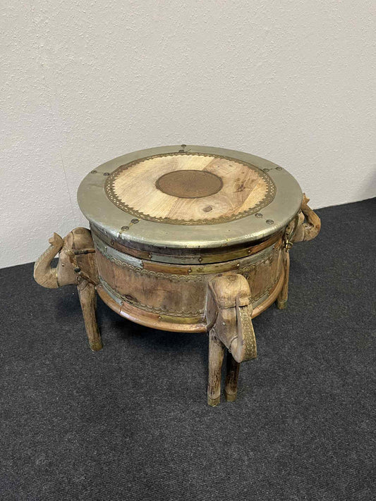 Antiker Couchtisch / Truhe, indisches Holz, mit Elefanten-Figuren