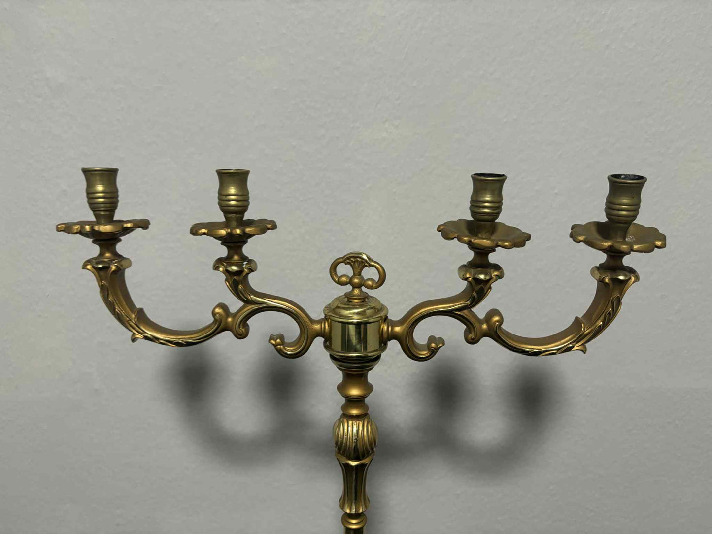 Vierarmiger Messing-Kerzenständer