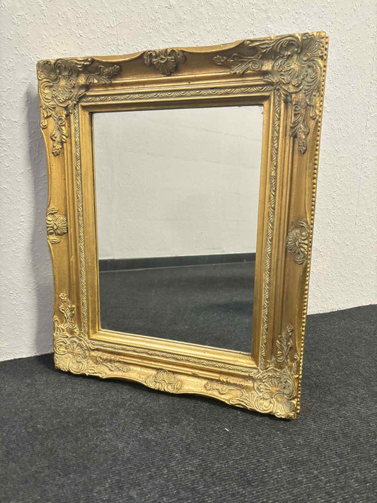 Antiker Wandspiegel mit goldener Zierrahmung