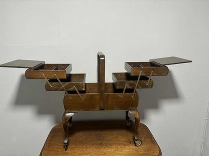 Antiker Nähkasten auf Rollen