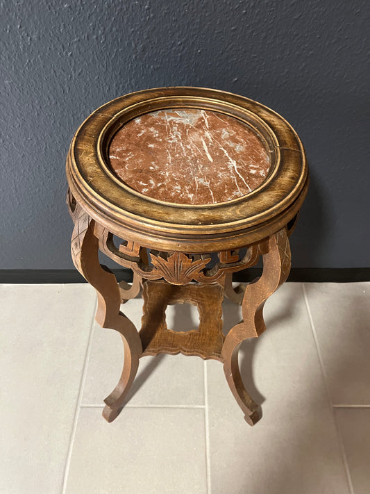 Antiker Beistelltisch mit Marmorplatte – Handgeschnitzt