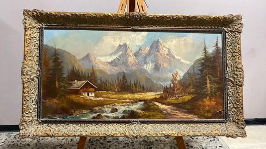 Große Alpenlandschaft mit Berghütte und Bach – Öl auf Leinwand im Prunkrahmen