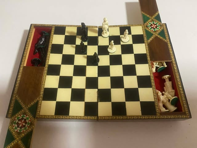 Dekoratives Klapp-Schachspiel – eingelegte Holzoptik – Figuren hell & dunkel