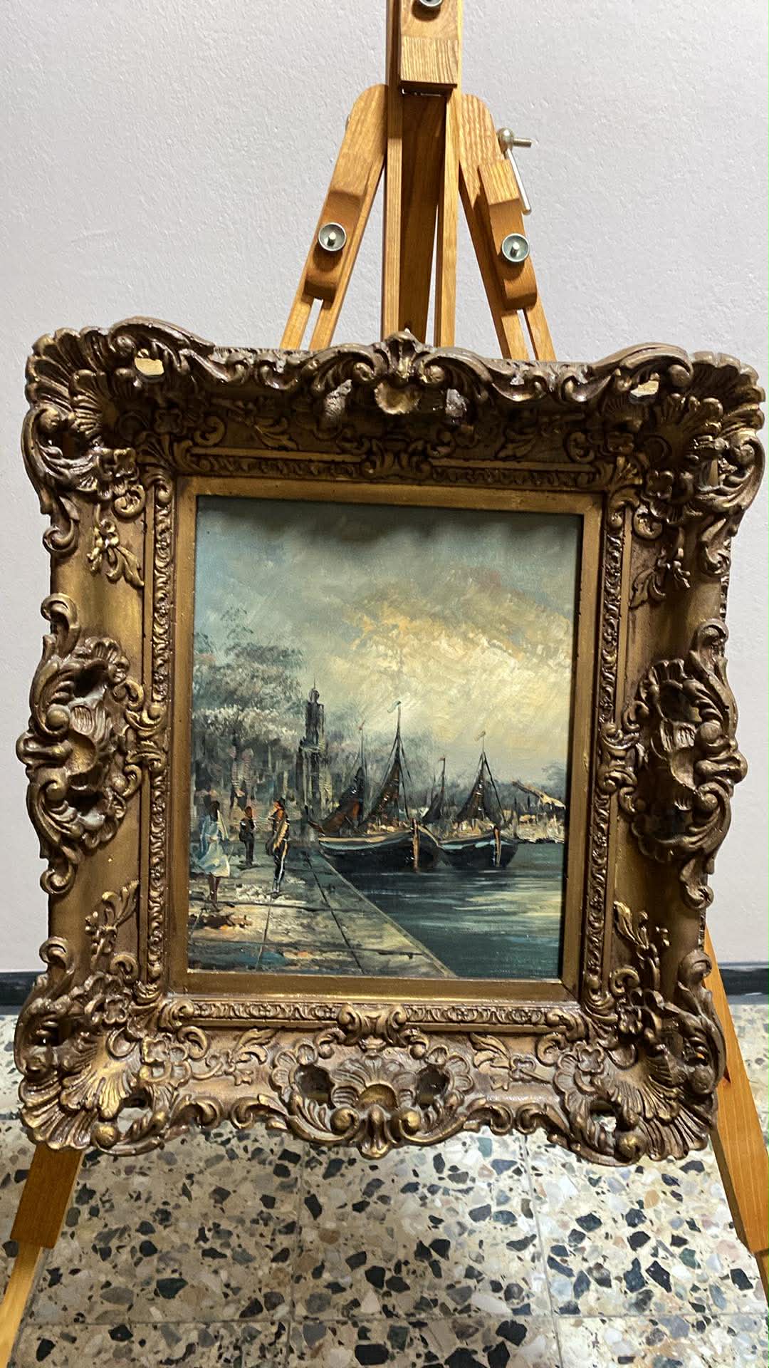Hafenansicht mit Segelbooten – Ölmalerei im reich verzierten Goldrahmen
