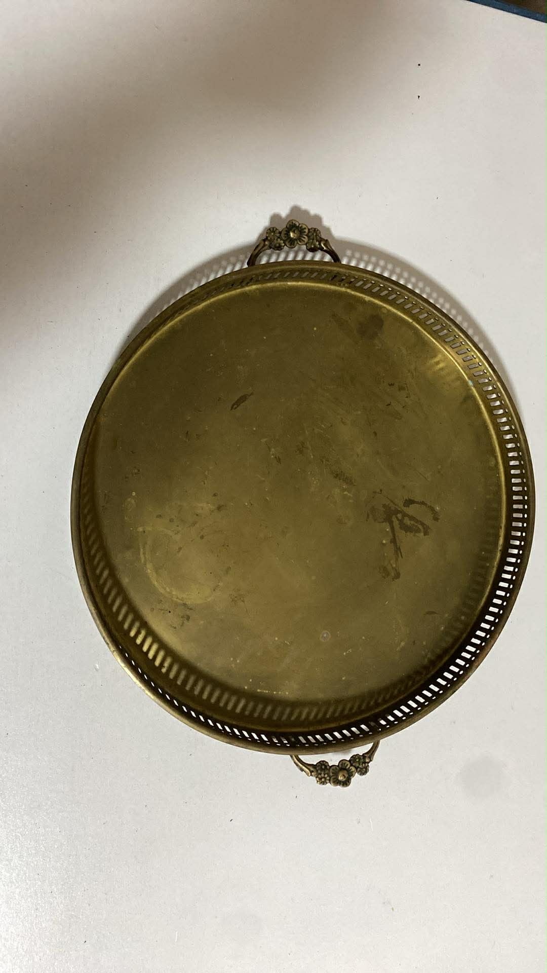 Großes antikes Messingtablett mit Griffen – Ø 38 cm