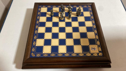 Antikes Schachspiel mit Metallfiguren – Holzschachbrett, dekoratives Sammlerstück