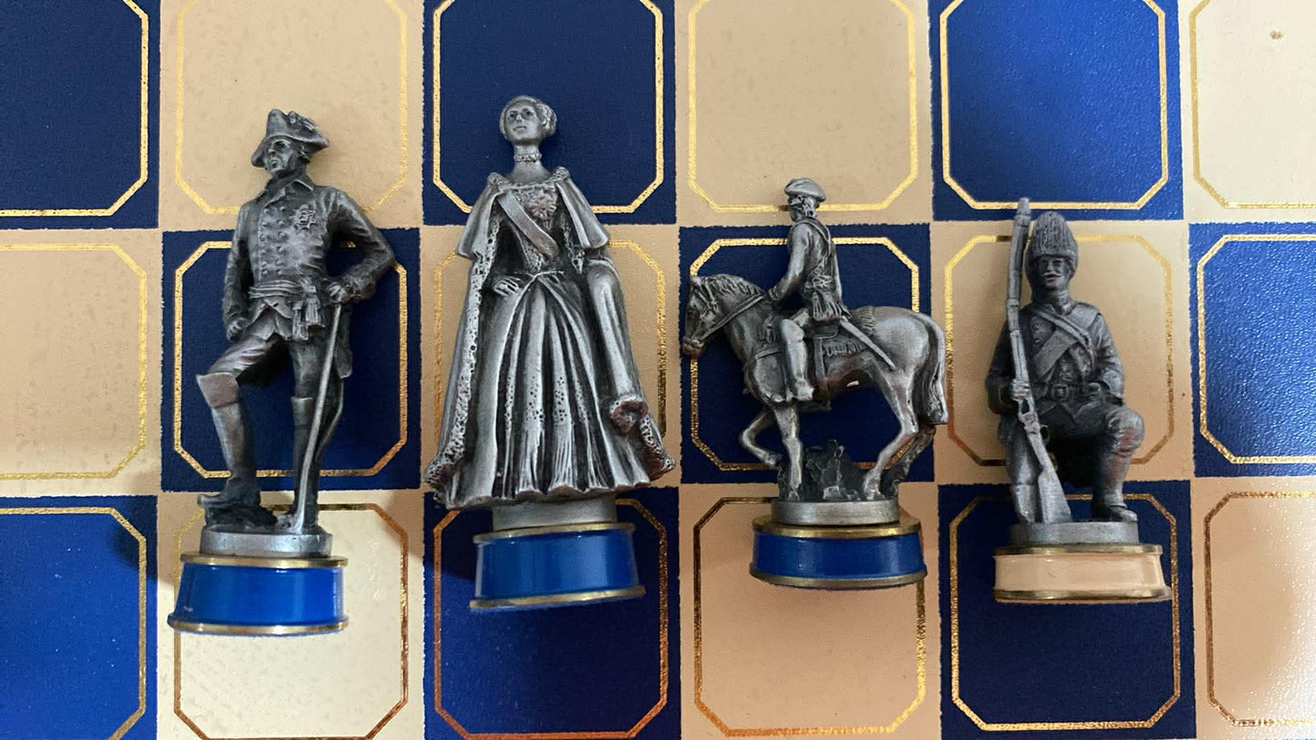 Antikes Schachspiel mit Metallfiguren – Holzschachbrett, dekoratives Sammlerstück