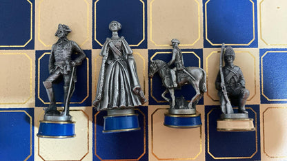 Antikes Schachspiel mit Metallfiguren – Holzschachbrett, dekoratives Sammlerstück