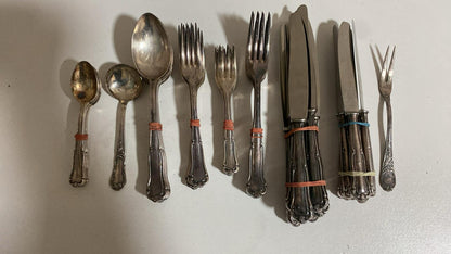 Antikes versilbertes Besteckset – 44-teilig – Rosenmuster – Vintage