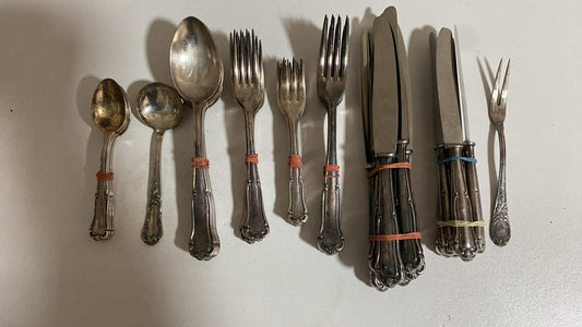 Antikes versilbertes Besteckset – 44-teilig – Rosenmuster – Vintage