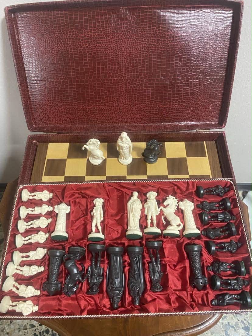 Edles Schachspiel im Koffer – Figuren im Barockstil – dekoratives Vintage-Set