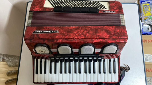 Akkordeon Weltmeister Stella Rot – mit MIII Bass – 1 Taste defekt