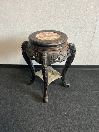 Antiker chinesischer Beistelltisch mit Marmorplatte, handgeschnitzt